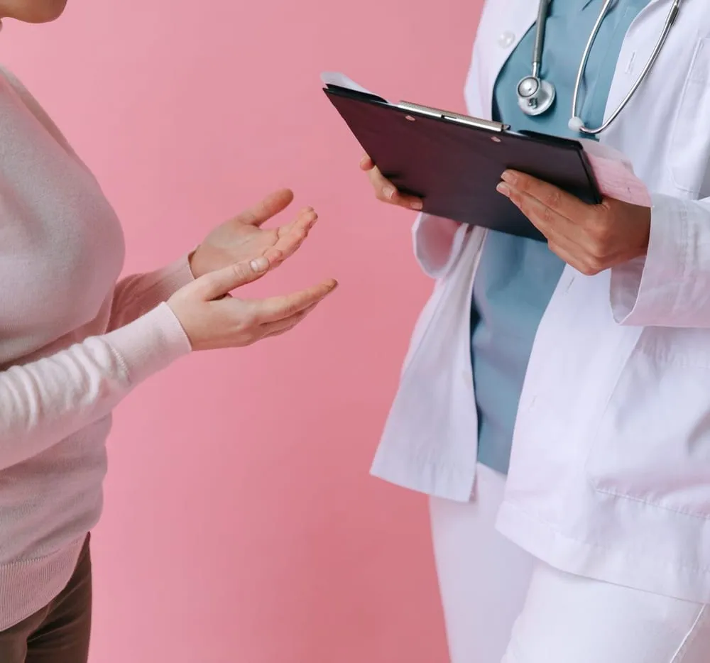 Dermatóloga atendiendo a una paciente en consultorio